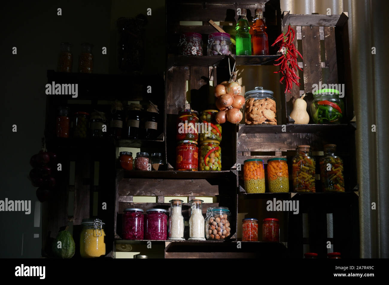 Garde-manger de l'automne avec les pots avec Légumes Marinés Banque D'Images