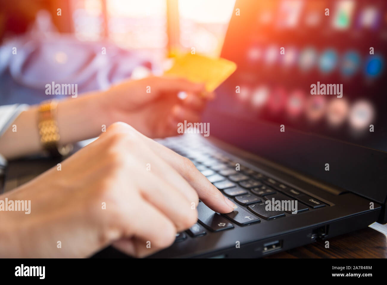 Les gens à l'aide d'achat en ligne de saisie de la carte de crédit informations privées à shop dans site web. Banque D'Images