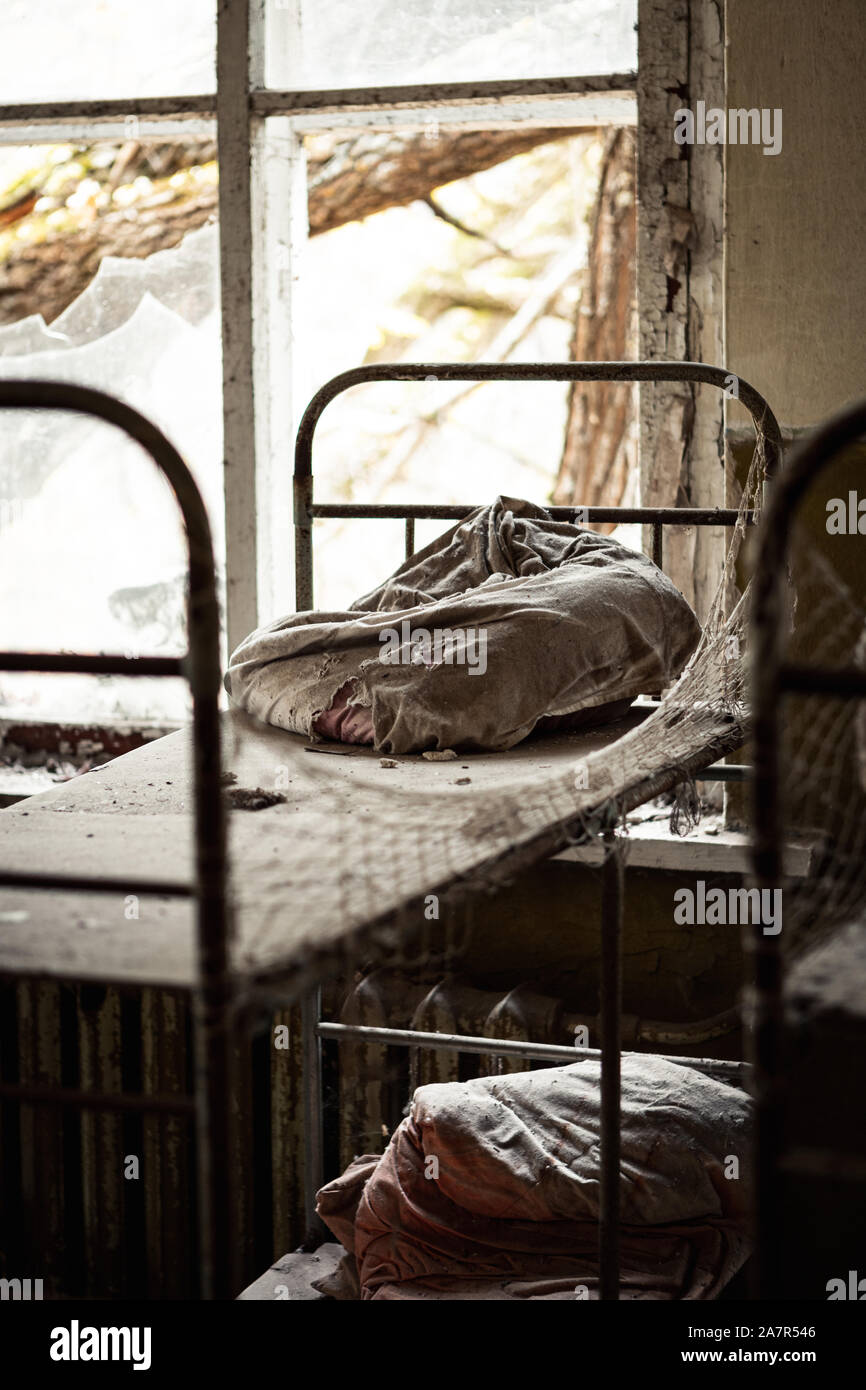 L'intérieur de bâtiments abandonnés dans la ville fantôme de Pripyat vide près du réacteur nucléaire de Tchernobyl au cours de l'automne (Kyiv, Ukraine, l'Europe) Banque D'Images