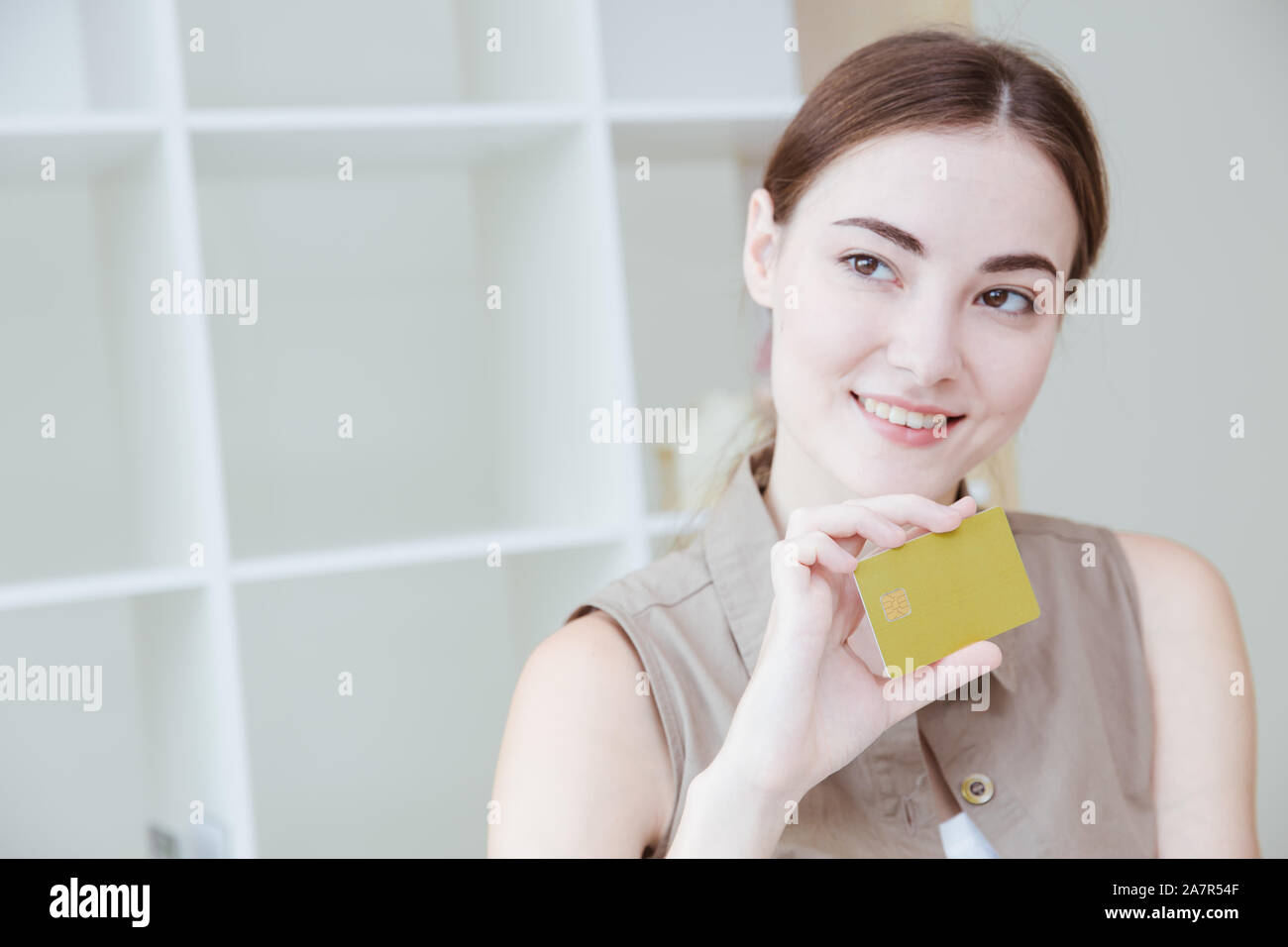 Fille de bureau présent avec carte de crédit à puce intelligente pour professionnels profiter de l'argent paiement en ligne. Banque D'Images