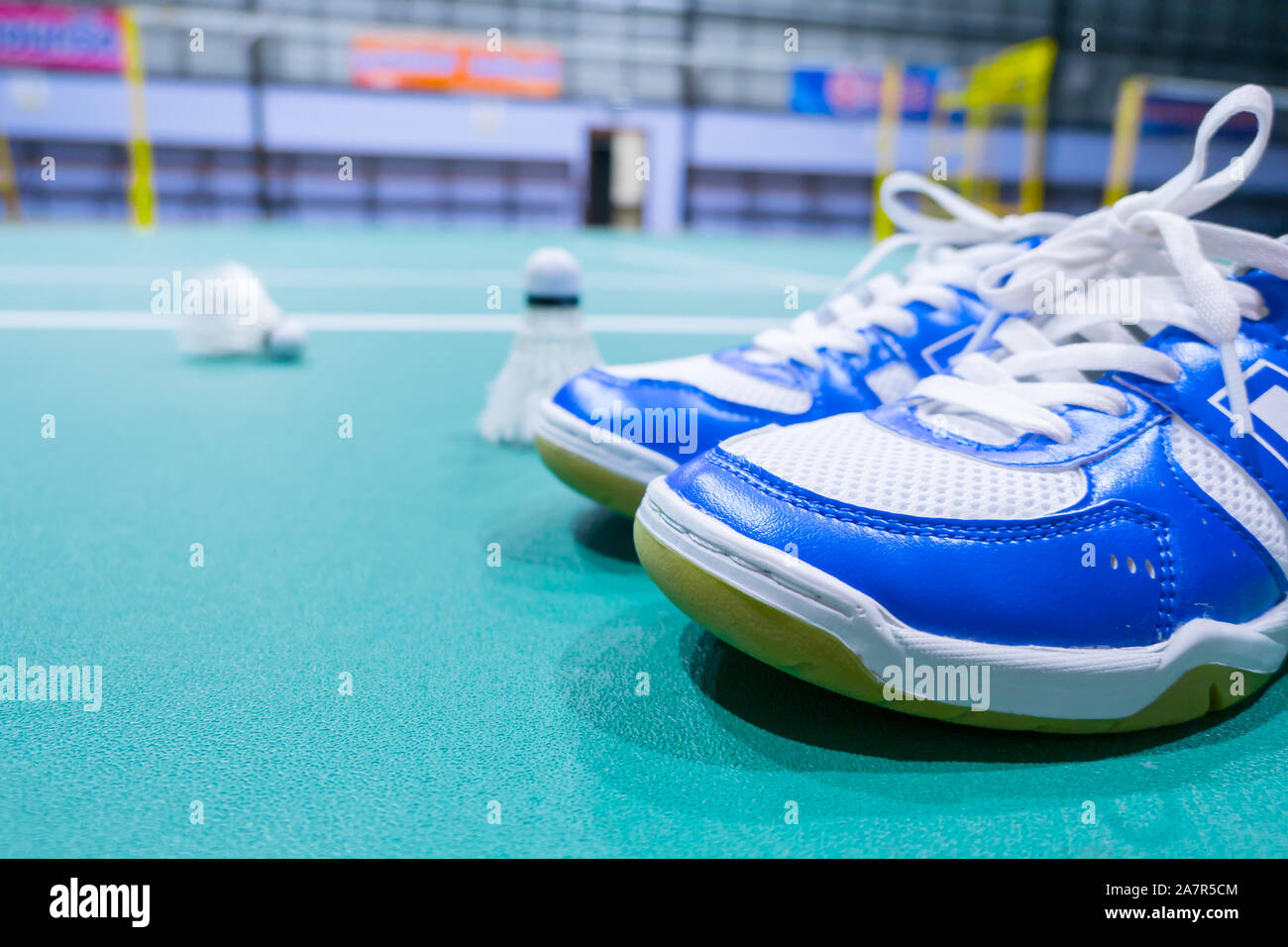 Les chaussures de sport de badminton avec marquage non bon pour jouer sur la cour en caoutchouc. Banque D'Images