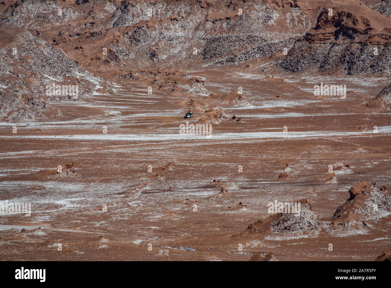 Long coup de bus abandonnés dans la région de désert d'Atacama Banque D'Images
