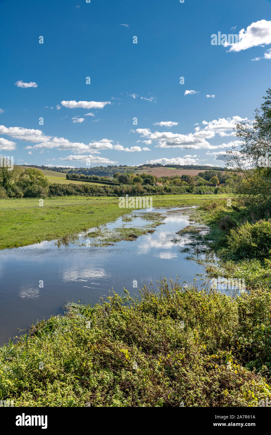 Cuckmere inondées Rivière. Tourné à partir d'un pont sur le sentier public appelé le South Downs Way. Juste à l'extérieur du charmant village de 1 156 km dans le Sussex. Banque D'Images