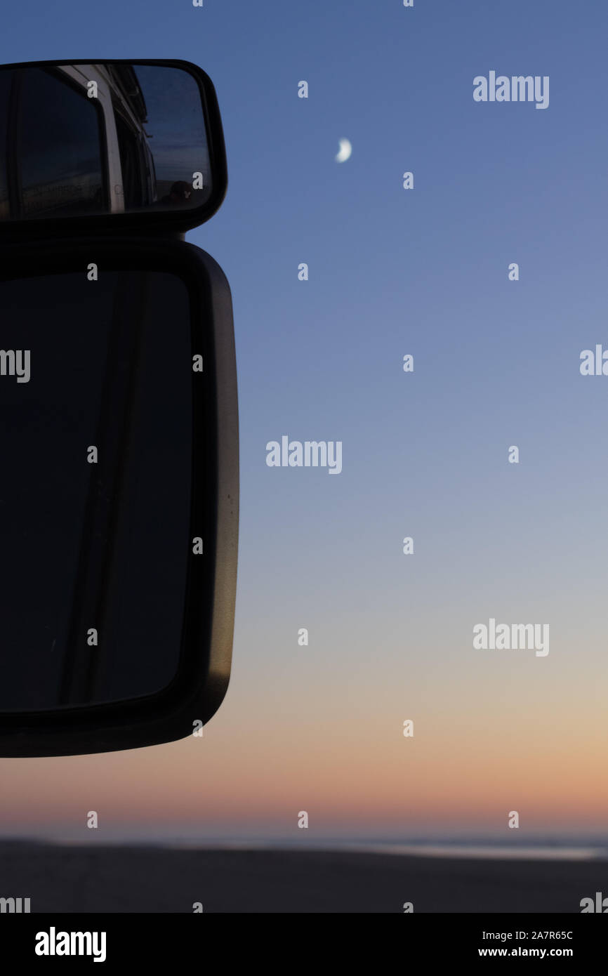 Van Vie avec Pacific Northwest Coucher du Soleil et lune sur l'autre, Vertical with Copy Space Banque D'Images