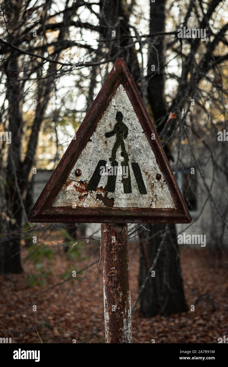 Plaque de rue dans la ville abandonnée de Pripyat dans la zone d'exclusion de Tchernobyl au cours de l'automne (Kyiv, Ukraine, l'Europe) Banque D'Images