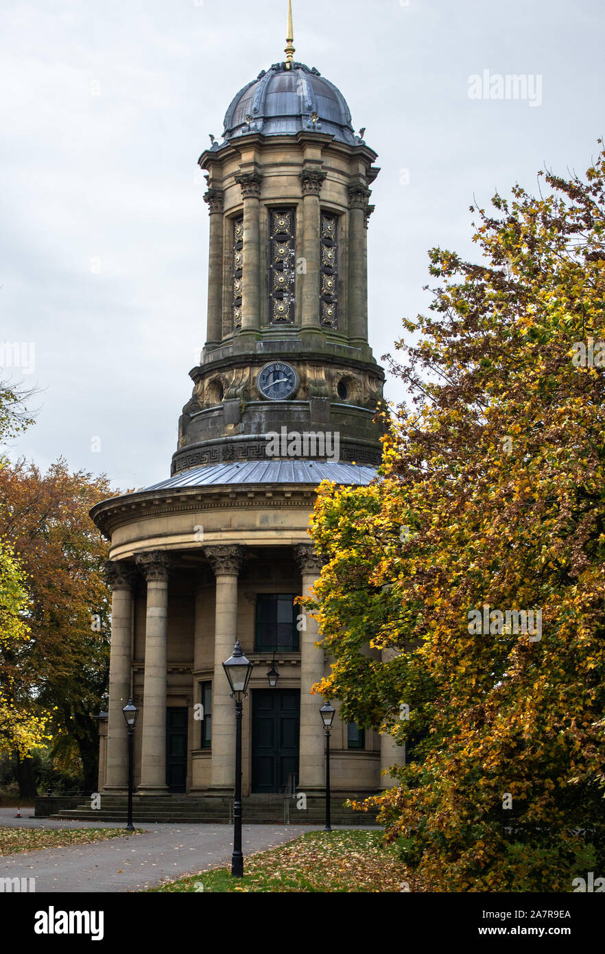 L'automne à l'Église Réformée de Saltaire historique conçu par Lockwood & Mason pour refléter l'amour de Titus Salt de l'architecture italienne Banque D'Images