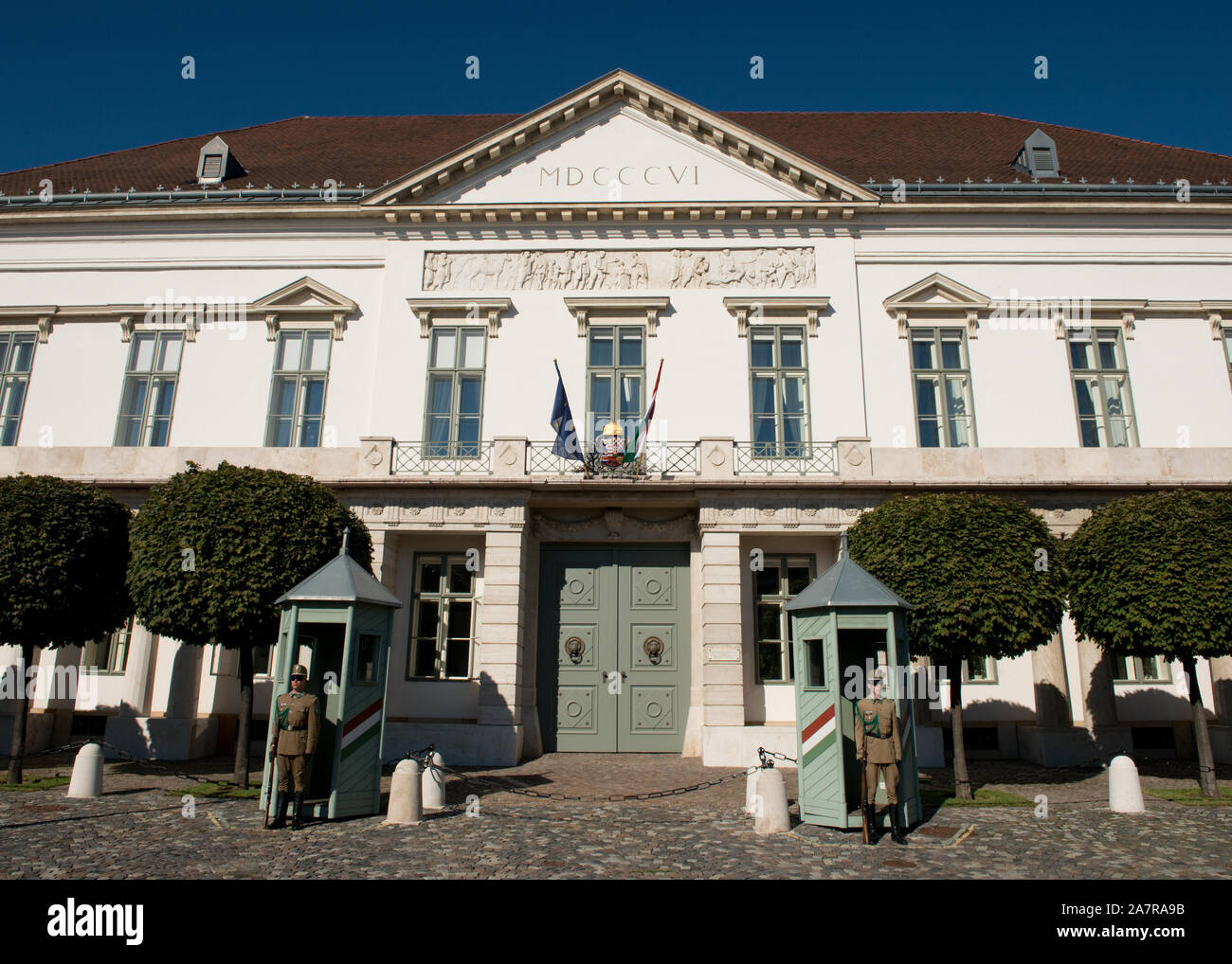 Les soldats de la garde de sentinelle à l'extérieur en face de l'Hungarian Palais présidentiel. Aussi connu comme le Palais Sándor (Alexander Palace). Budapest Banque D'Images