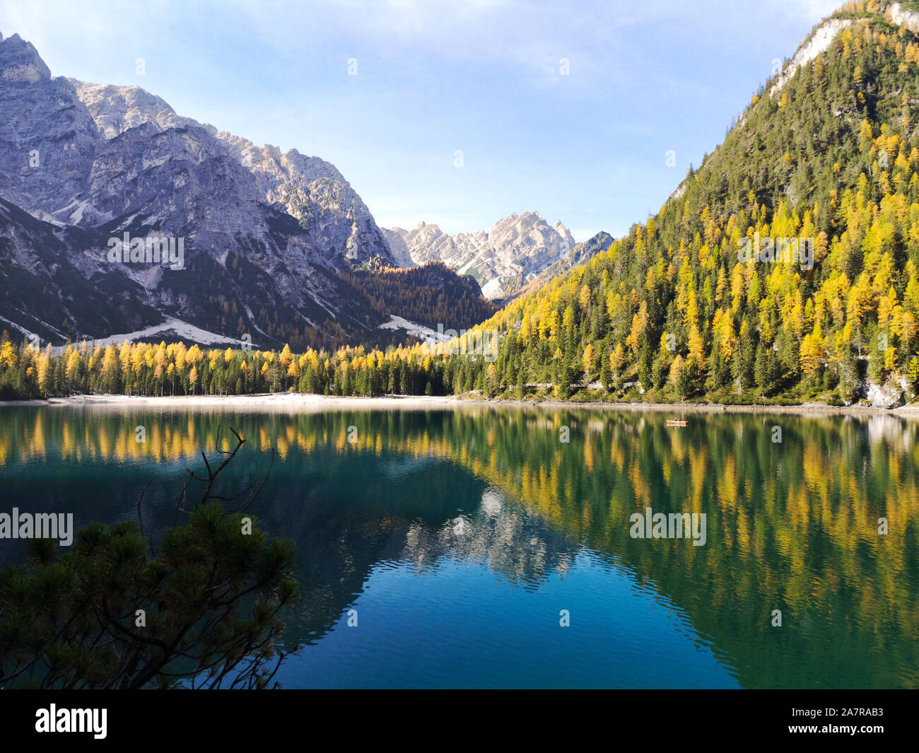 L'Italie, Trentin-Haut-Adige : paysage naturel du lac Braies avec des arbres verts, lac avec réflexion et de montagne avec la neige Banque D'Images