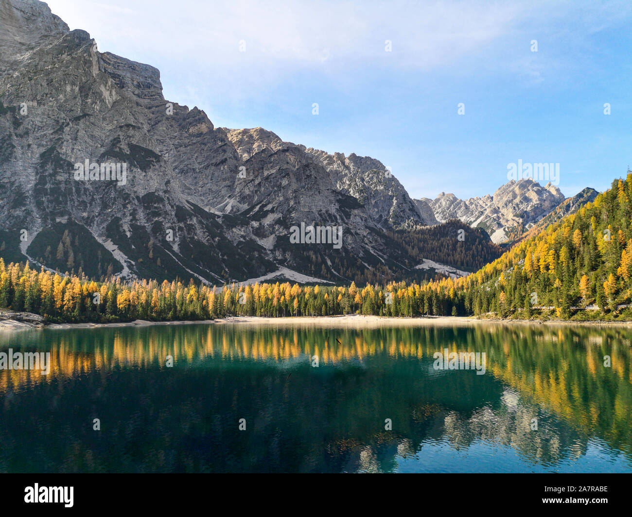 L'Italie, Trentin-Haut-Adige : paysage naturel du lac Braies avec des arbres verts, lac avec réflexion et de montagne avec la neige Banque D'Images