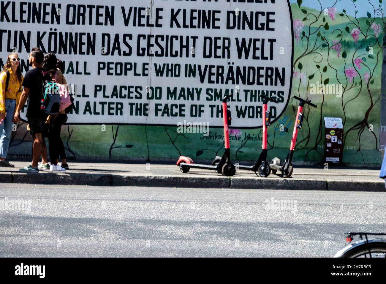 Mur de Berlin, les jeunes au mur peinture avec message East Side Gallery Allemagne Banque D'Images