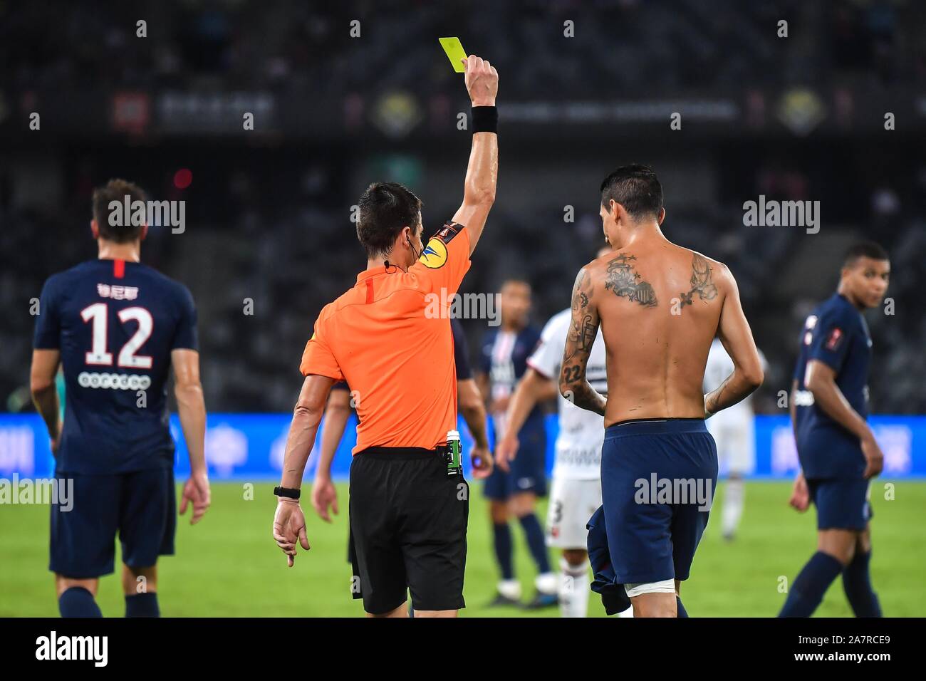 L'arbitre donne un carton jaune à Angel Di Maria De Paris Saint-Germain  après qu'il a enlevé son maillot pour fêter pour marquer le deuxième but du  PSG, encore une fois Photo Stock -