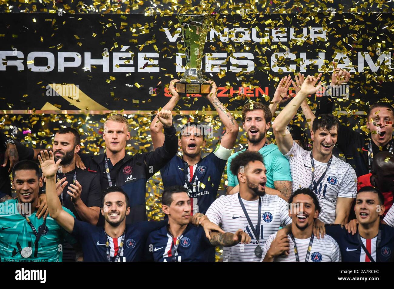 Thiago Silva, centre, du Paris Saint-Germain détient le trophée de champion et célèbre avec ses coéquipiers après avoir battu le Stade Rennais pour gagner le T Banque D'Images