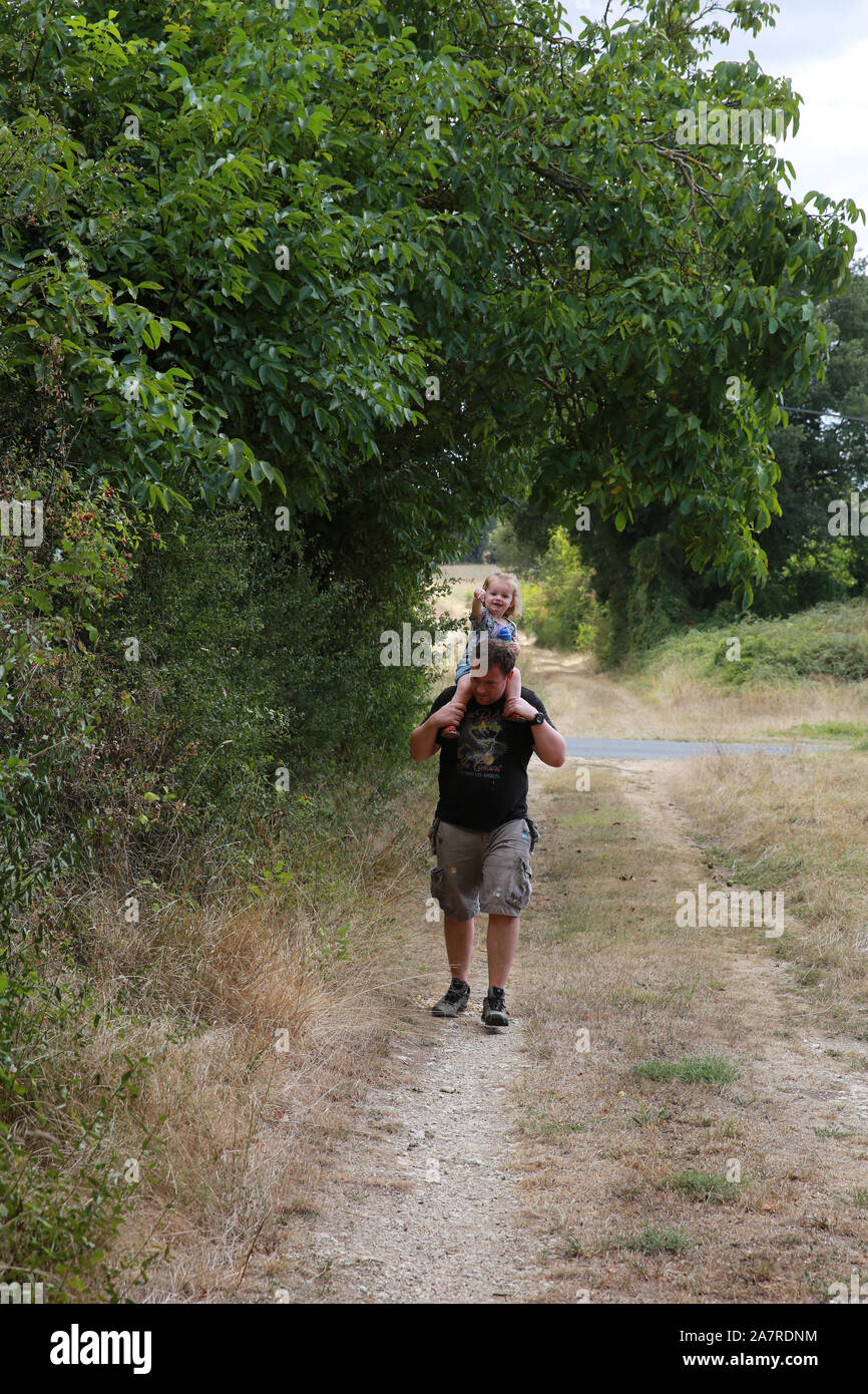 Les parents et les enfants de marcher dans les bois Banque D'Images