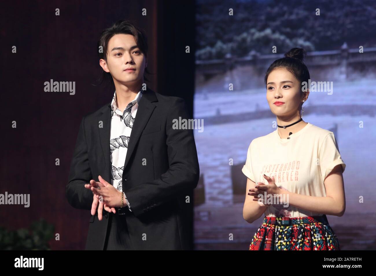 Acteur et modèle chinois Xu Kai, à gauche, et l'actrice Bai Lu, jouant  comme un couple en °Arsenal Military Academy±, promouvoir la série TV lors  d'une conférence de presse Photo Stock -
