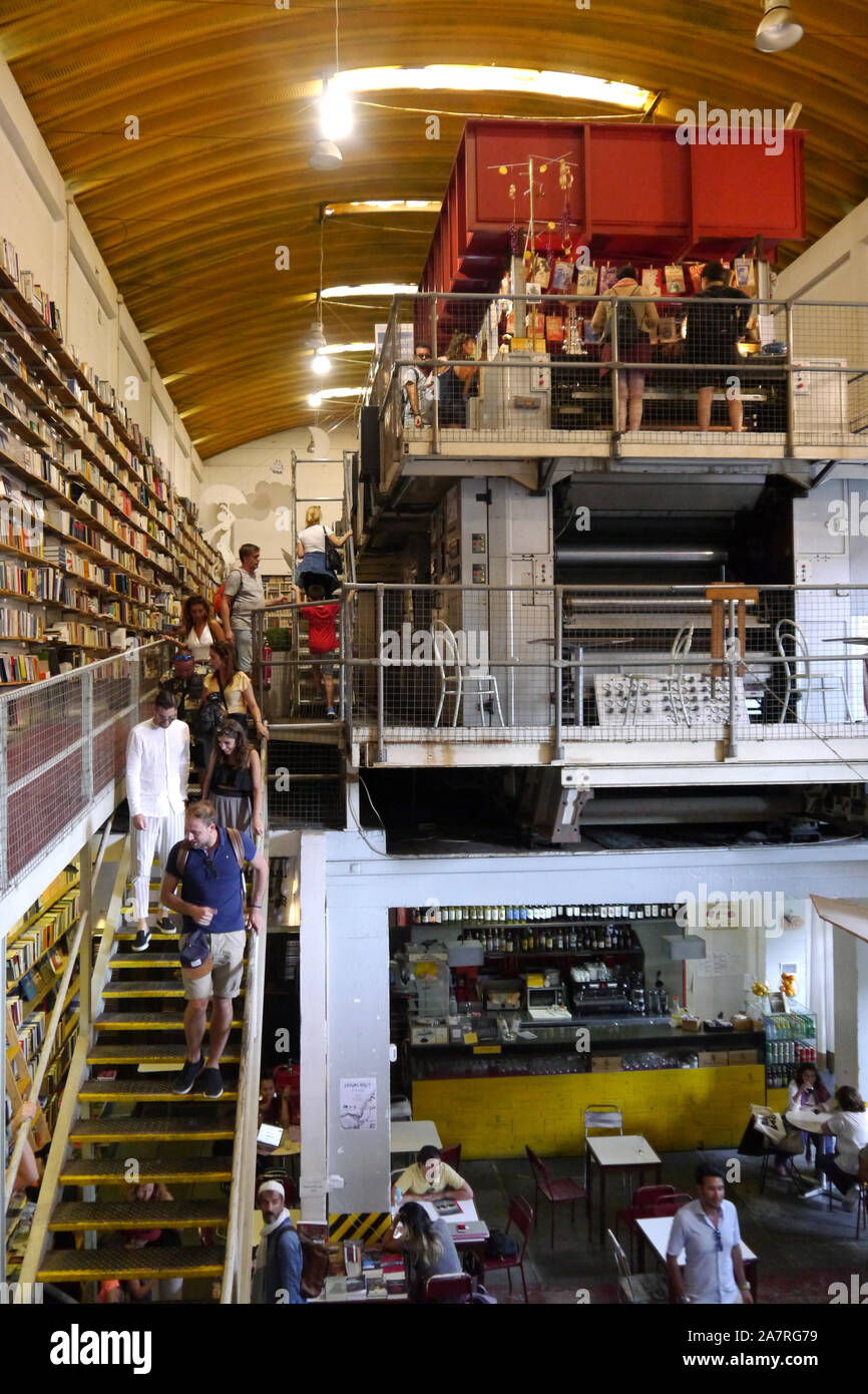 Portugal, Lisbonne : ler Devagar, librairie au sein de l'usine culturelle 'LX factory' dans le quartier d'Alcantara Banque D'Images