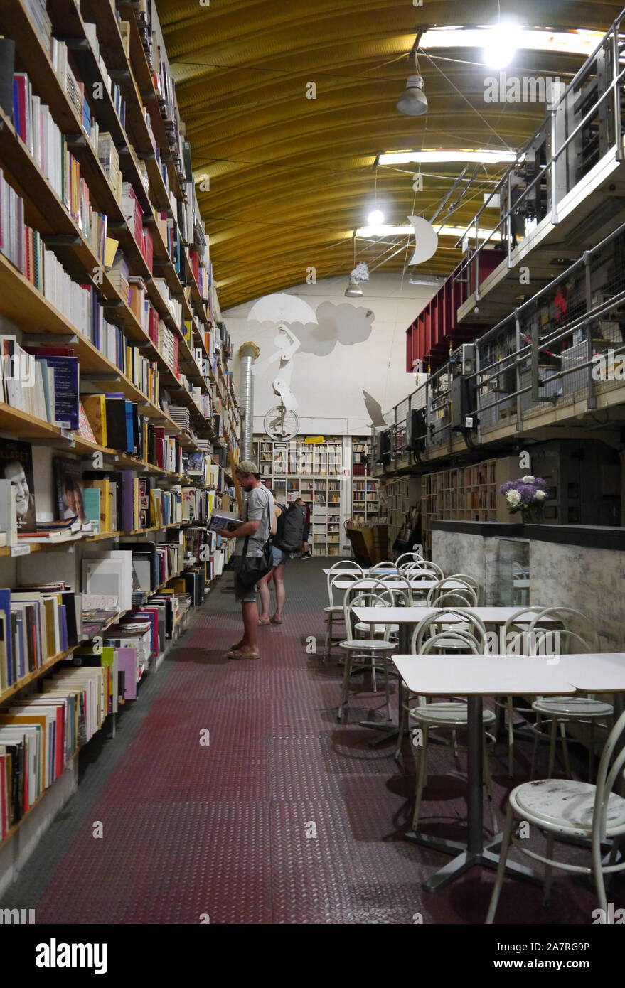 Portugal, Lisbonne : ler Devagar, librairie au sein de l'usine culturelle 'LX factory' dans le quartier d'Alcantara Banque D'Images