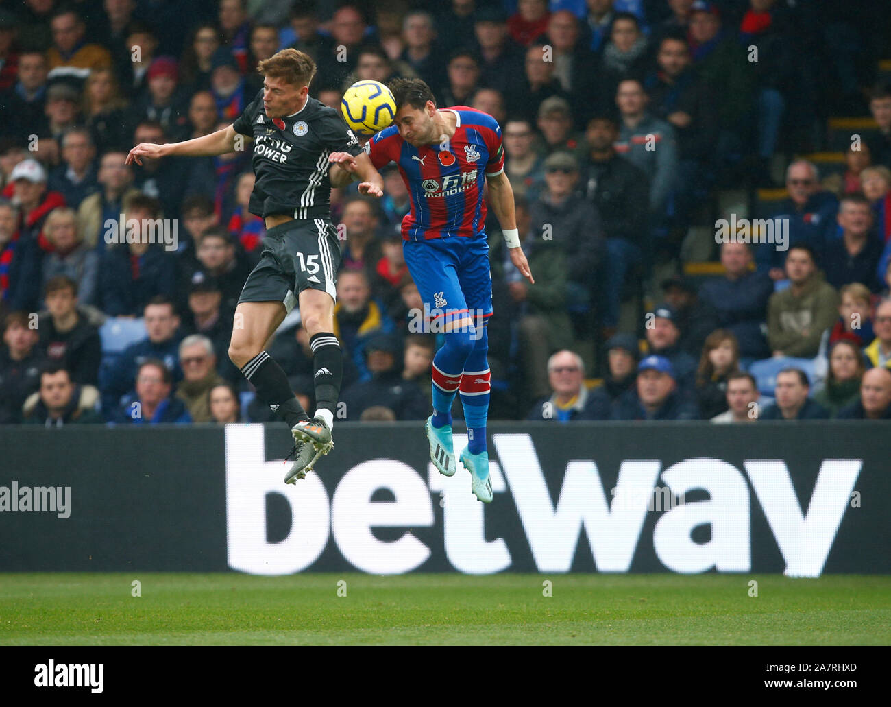 Londres, Royaume-Uni. Novembre 03 L-R Leicester City's Harvey Barnes et Crystal Palace's Joel Ward au cours de Premier League anglaise entre Crystal Pa Banque D'Images