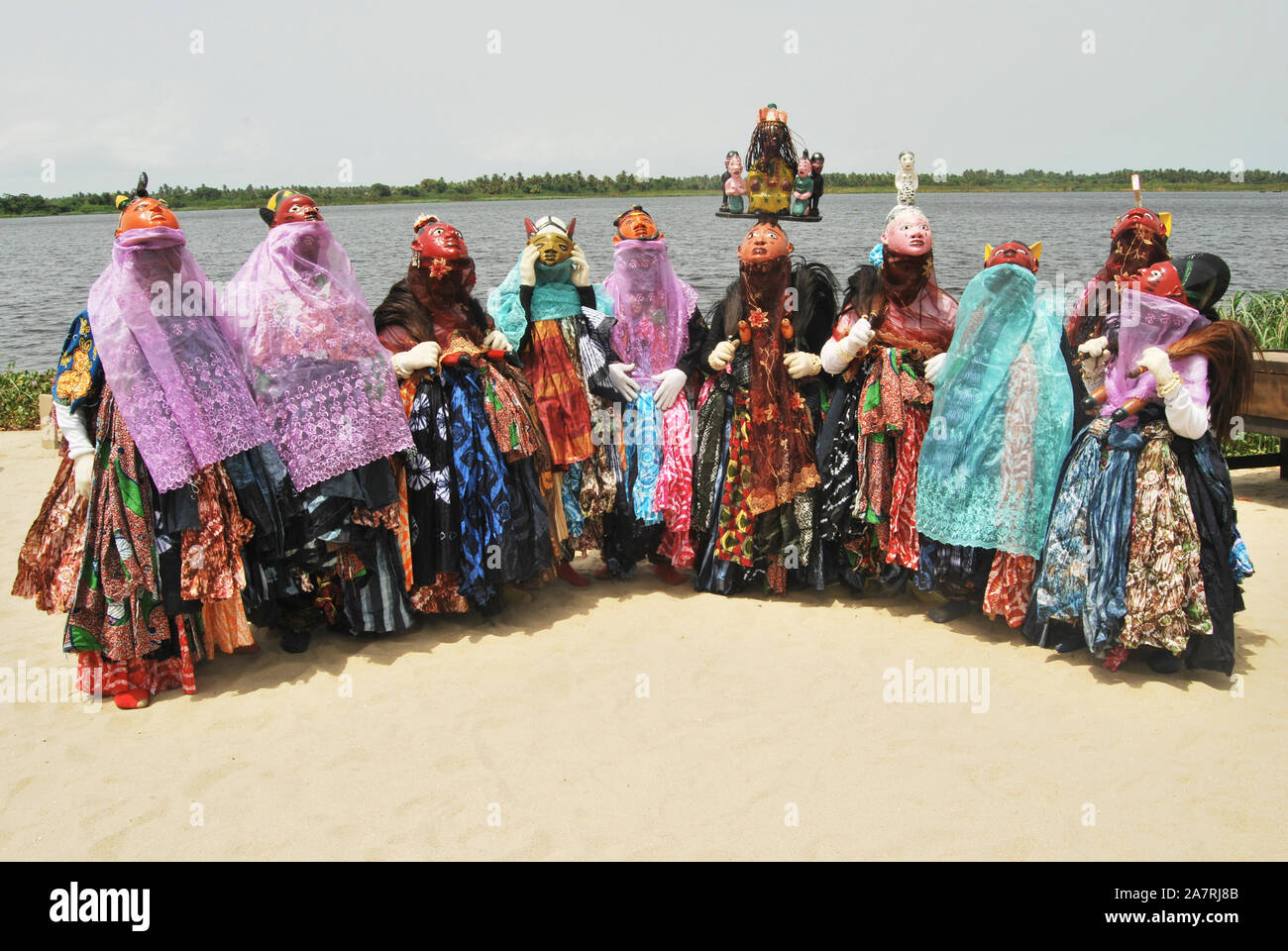 Les hommes de Gelede masques dansent au rythme de l'esprit lors du festival annuel du patrimoine noir de Lagos à l'historique Slave Trade de Badagry Beach, Lagos Nigeria. Les mascarades de Gelede sont célébrées dans le sud-ouest du Nigeria à des fins rituelles et de divertissement. Banque D'Images