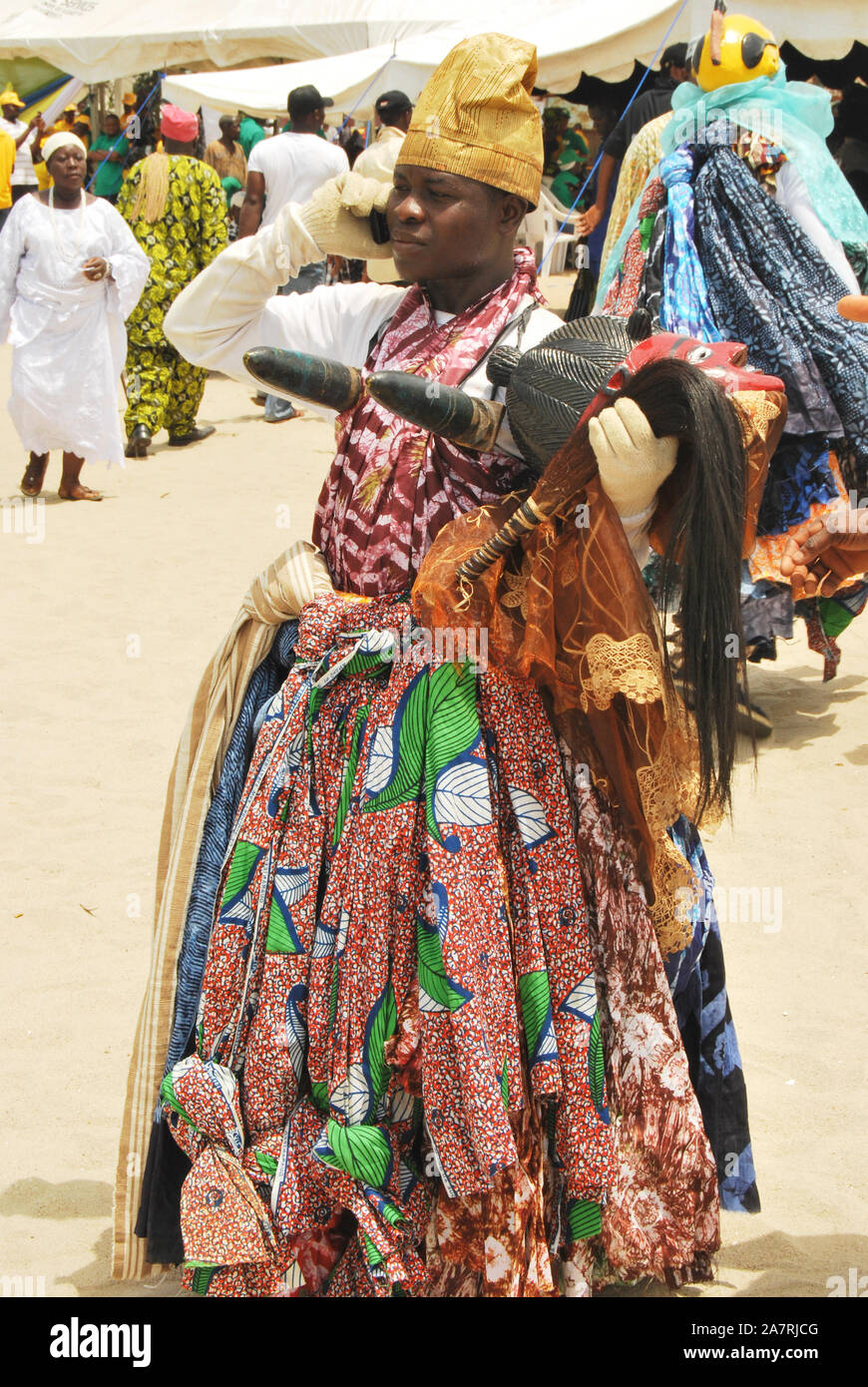 Un Gelede Masker recevant un appel lors du Festival annuel du patrimoine noir, Badagry, Lagos Nigeria. Banque D'Images