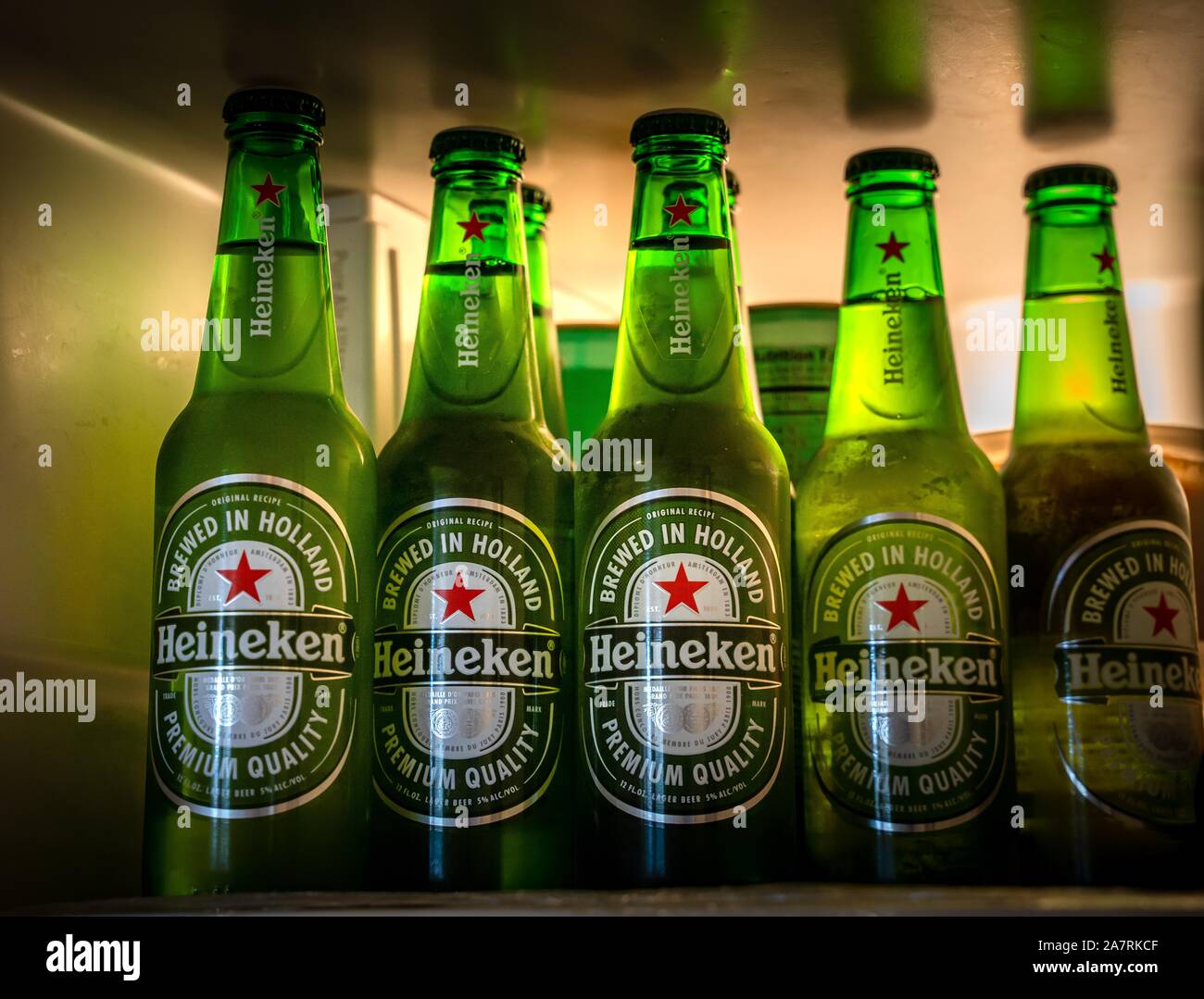 Marinette, WI / États-Unis - 19 août16,2019 : bouteilles de bière Heineken froide avec des gouttes sur fond vert. Heineken est le produit phare de Heineken Banque D'Images