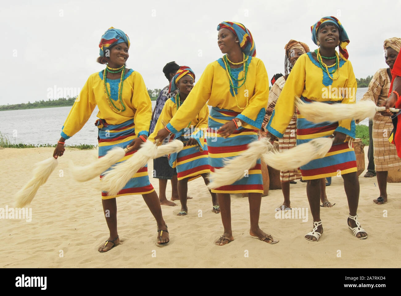 Les animateurs culturels au cours de l'exécution Noir Heritage Festival à Lagos Badagry Beach historique. Banque D'Images