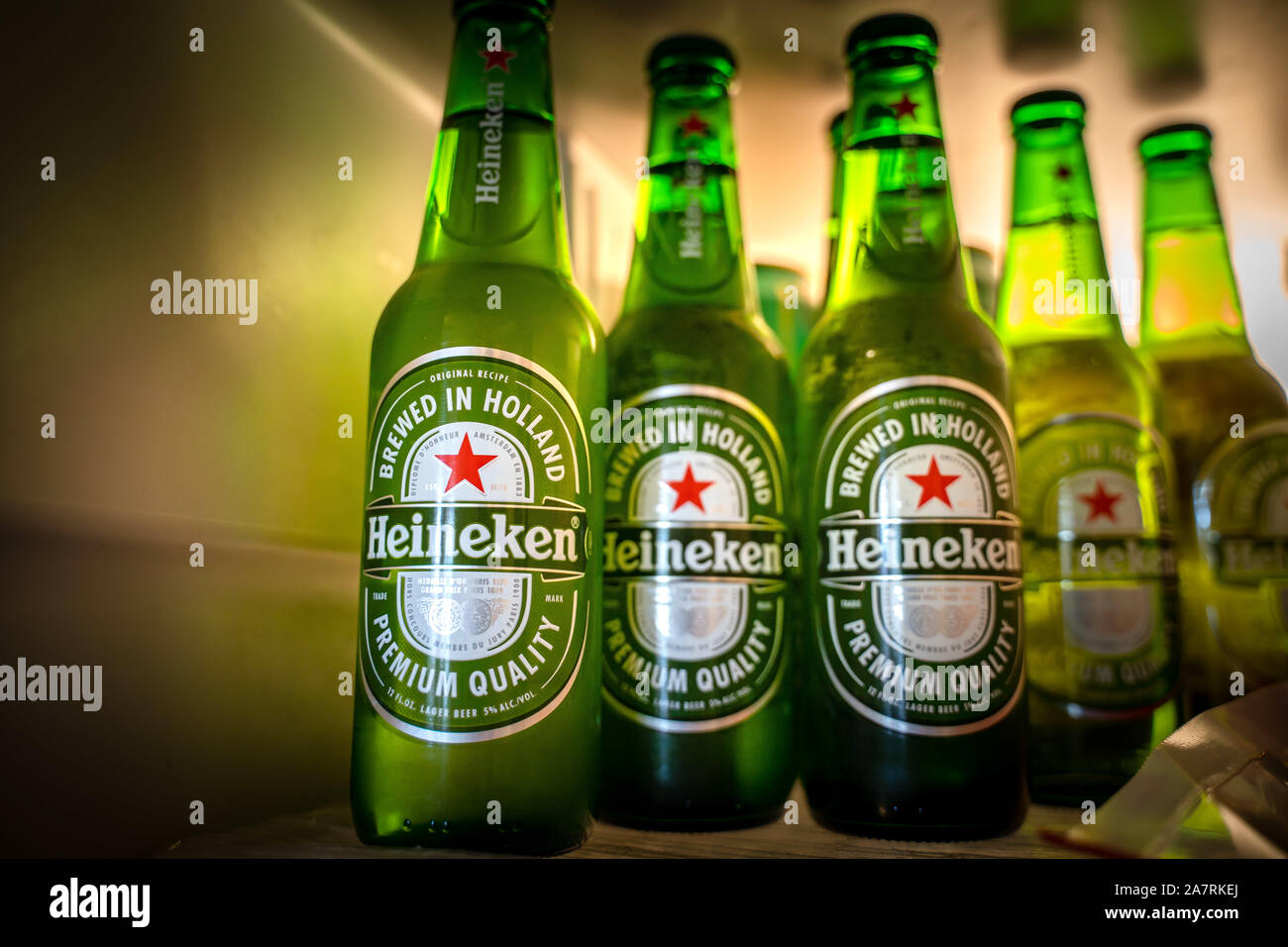 Marinette, WI / États-Unis - 19 août16,2019 : bouteilles de bière Heineken froide avec des gouttes sur fond vert. Heineken est le produit phare de Heineken entre Banque D'Images