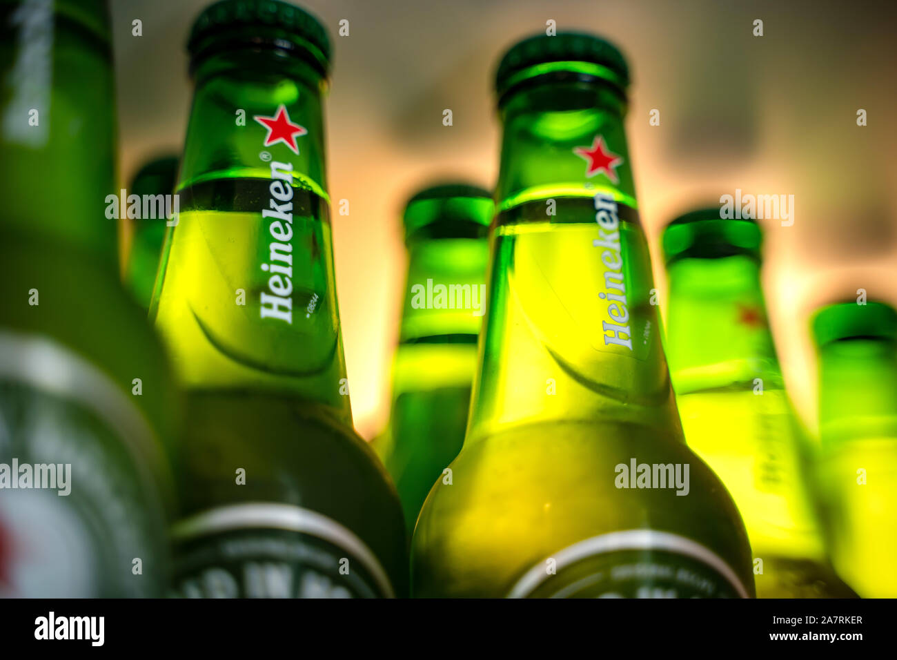 Marinette, WI / États-Unis - 19 août16,2019 : bouteilles de bière Heineken froide avec des gouttes sur fond vert. Heineken est le produit phare de Heineken entre Banque D'Images