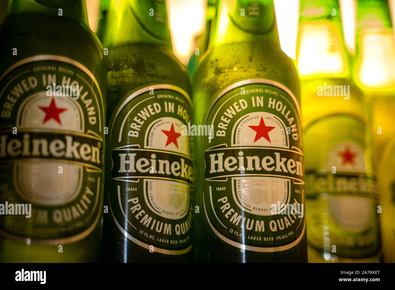 Marinette, WI / États-Unis - 19 août16,2019 : bouteilles de bière Heineken froide avec des gouttes sur fond vert. Heineken est le produit phare de Heineken entre Banque D'Images