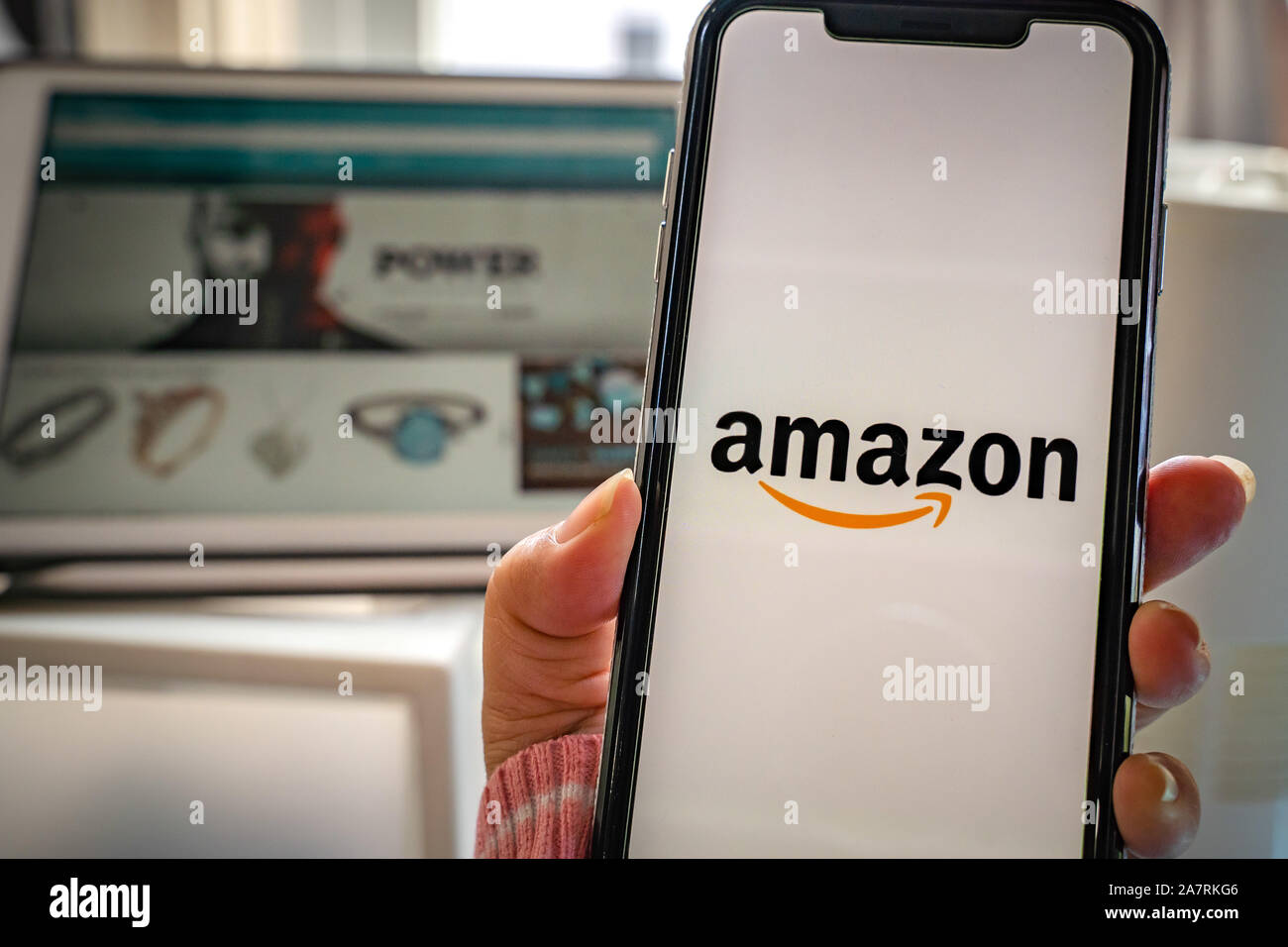 Marinette, WI / États-Unis - 19 août16,2019 : Amazon premier jour page et logo sur téléphone portable android sur Amazon page d'accueil. Banque D'Images