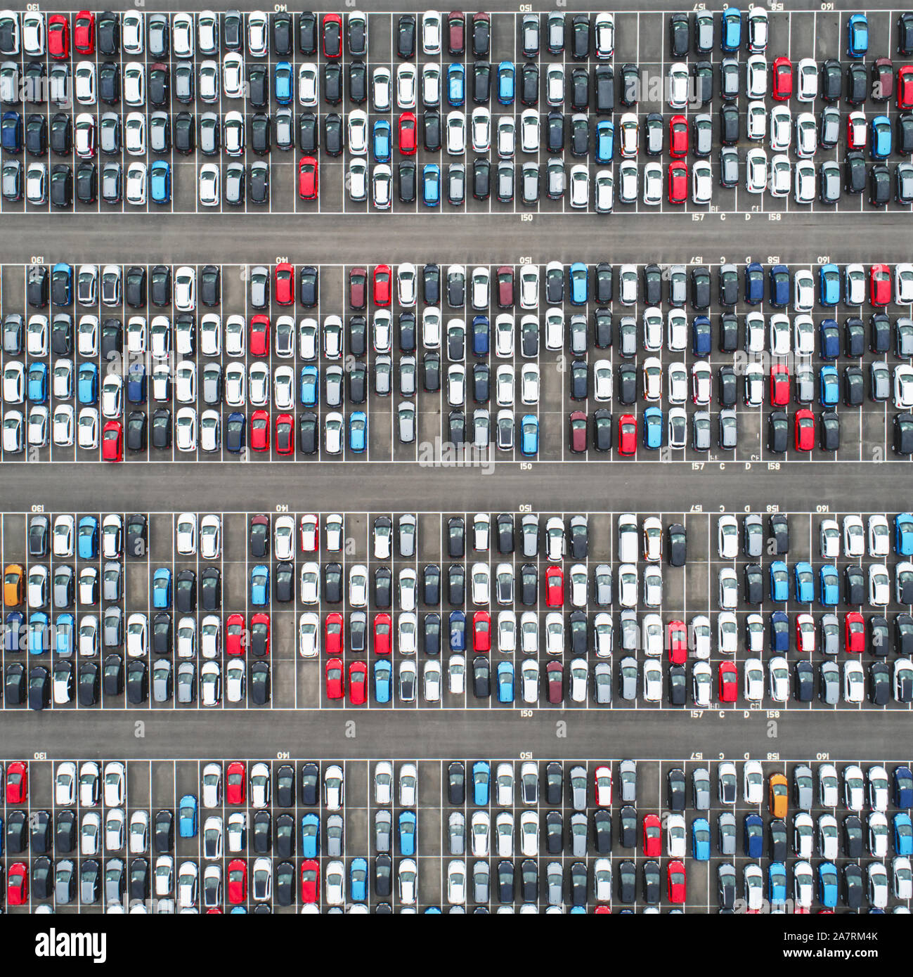 Vue aérienne d'un immense parking rempli de nouvelles voitures importées. Près De Bristol, Angleterre Banque D'Images