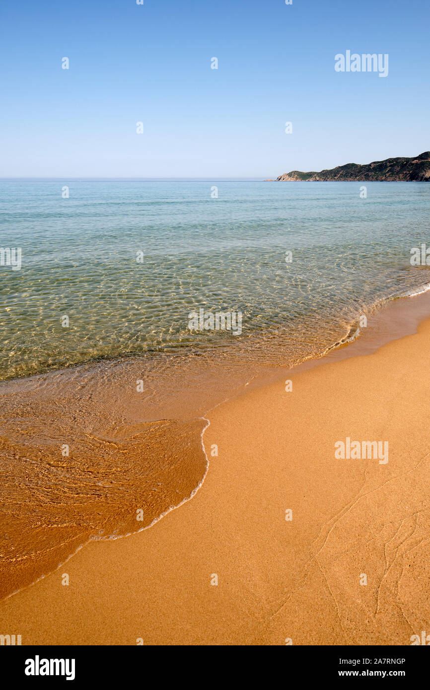 Une plage de sable doré et ciel bleu en arrière-plan du paysage Sardaigne Italie Europe - paysage plage vide Banque D'Images
