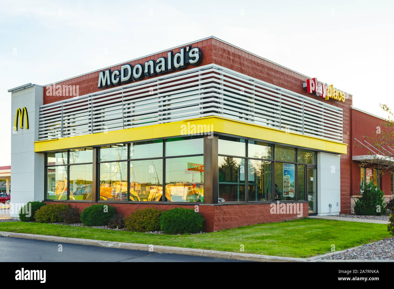 McDonald's restaurant a signer. La McDonald's Corporation est la plus importante chaîne de restaurants de restauration rapide hamburger. Banque D'Images
