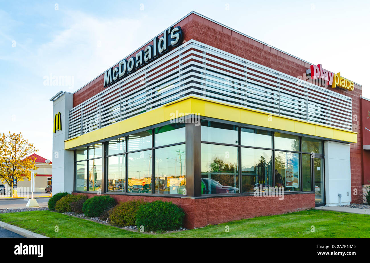 McDonald's restaurant a signer. La McDonald's Corporation est la plus importante chaîne de restaurants de restauration rapide hamburger. Banque D'Images