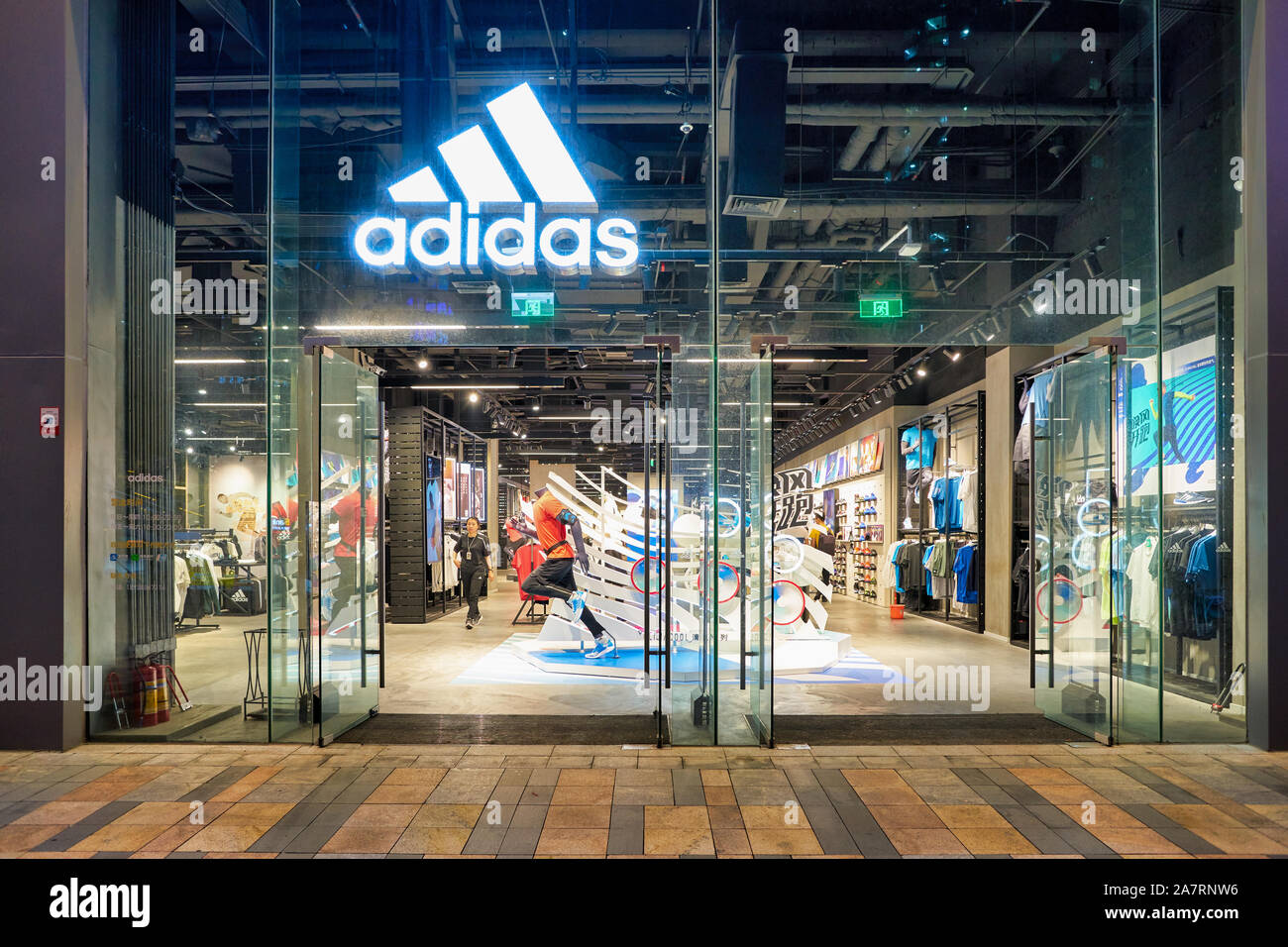 SHENZHEN, CHINE - circa 2019 : avril, de devanture de magasin Adidas à  Shenzhen Photo Stock - Alamy