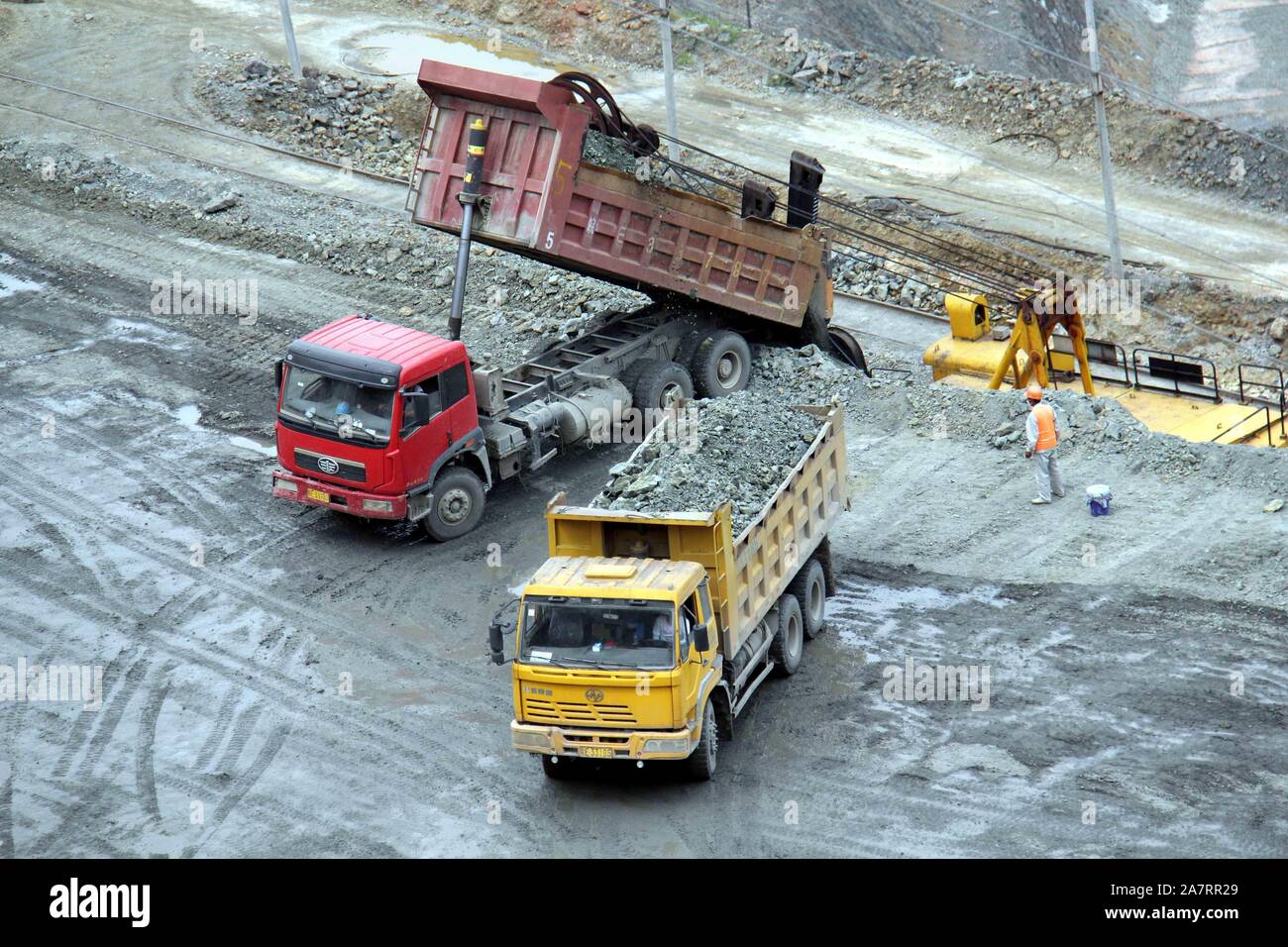 --FILE--camions transporter le minerai de fer à la mine de minerai de fer de Nanshan dans la ville de Ma'Anshan, Chine de l'est l'Anhui province, 18 juin 2017. C'est petite surprise e Banque D'Images