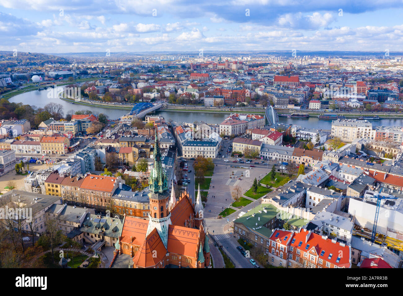 Cracovie, Pologne - 30 octobre 2019 : Vue aérienne de Cracovie à partir de Podgorze vue de district river et le centre-ville, Saint Joseph dans l'église catholique pour Banque D'Images