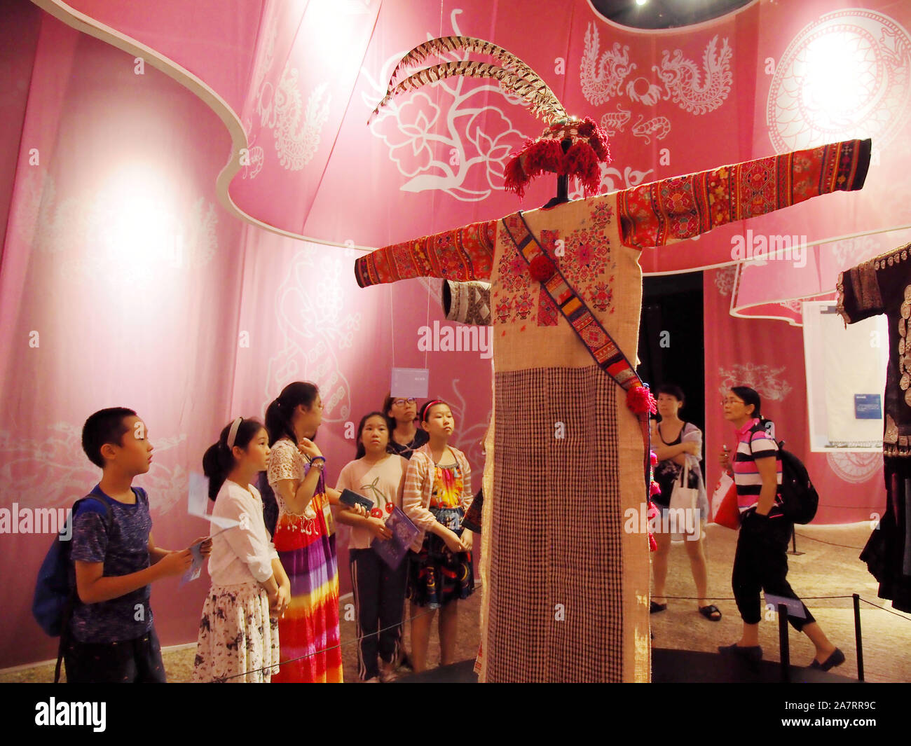 Les une robe avec des motifs décoratifs ethniques au cours d'une exposition au Musée d'Art de Beijing à Beijing, Chine, 7 août 2019. Un Banque D'Images