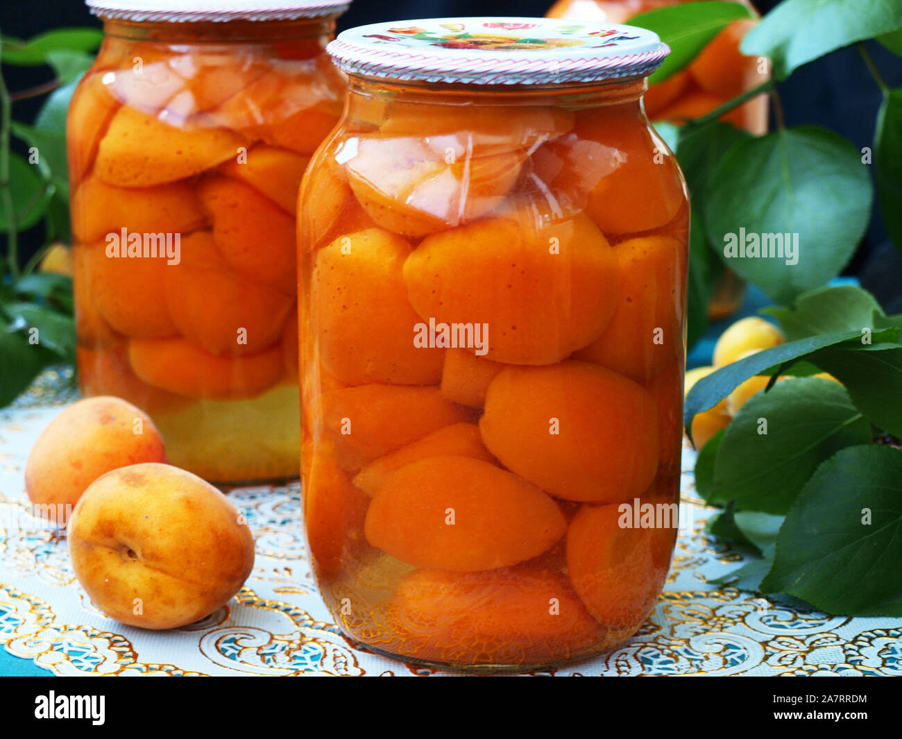 Les abricots en conserve au sirop sucré dans deux bols sur la table Photo  Stock - Alamy
