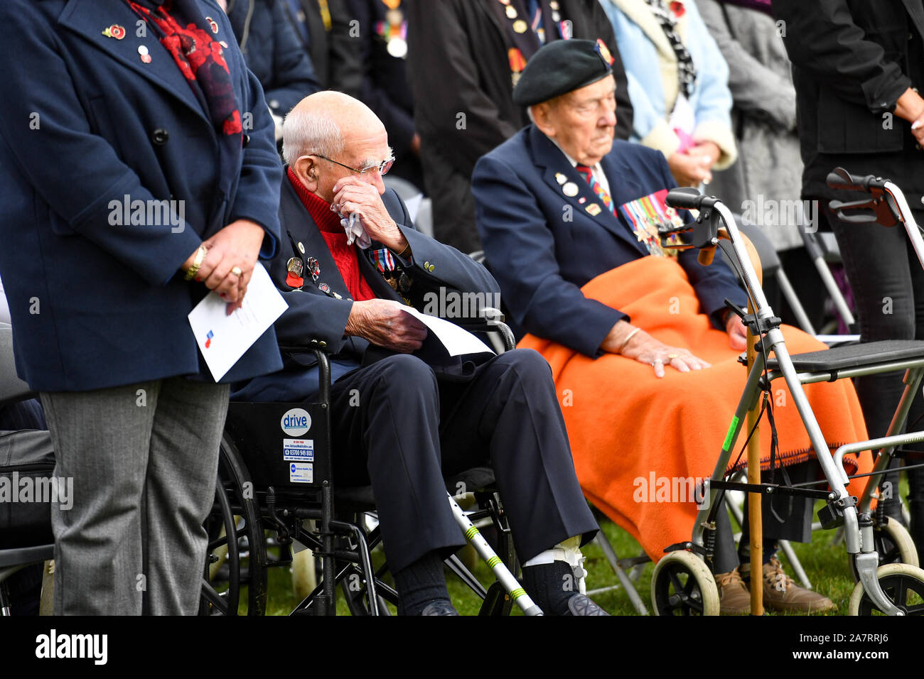 Anciens combattants et membres de leur famille au cours d'un service à l'ouverture officielle de la Royal British Legion 2019 Domaine du souvenir à la National Memorial Arboretum à Alrewas, Staffordshire. Banque D'Images