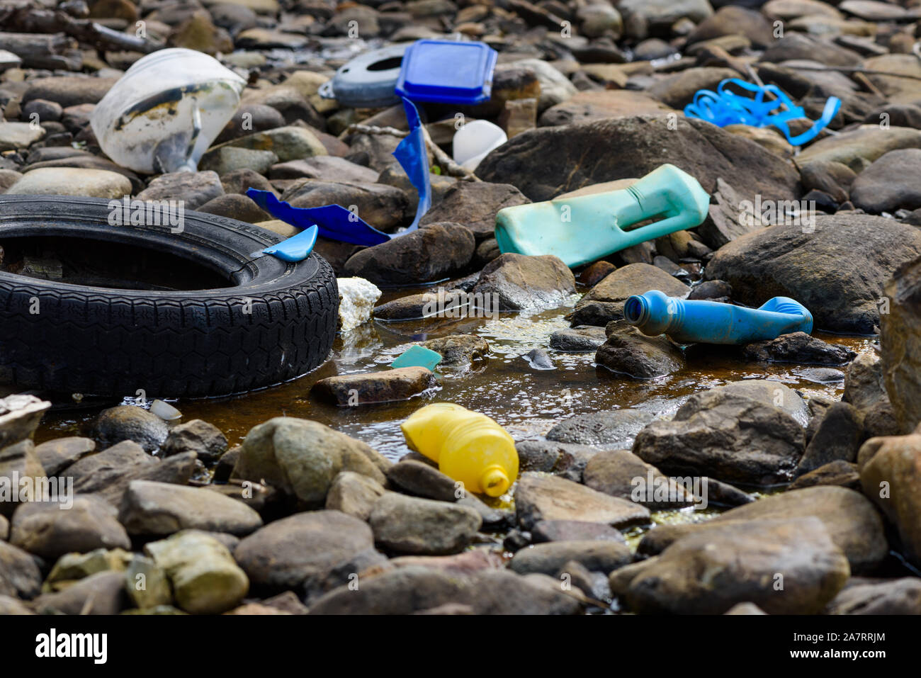 Les déchets en plastique polystyrène et pneu de voiture sur la côte de l'océan. La pollution de l'environnement problème écologique mondial. Banque D'Images