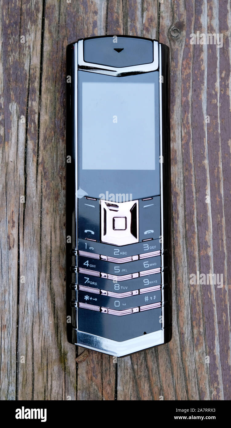 Téléphone de luxe noir sur le bois de chêne Banque D'Images