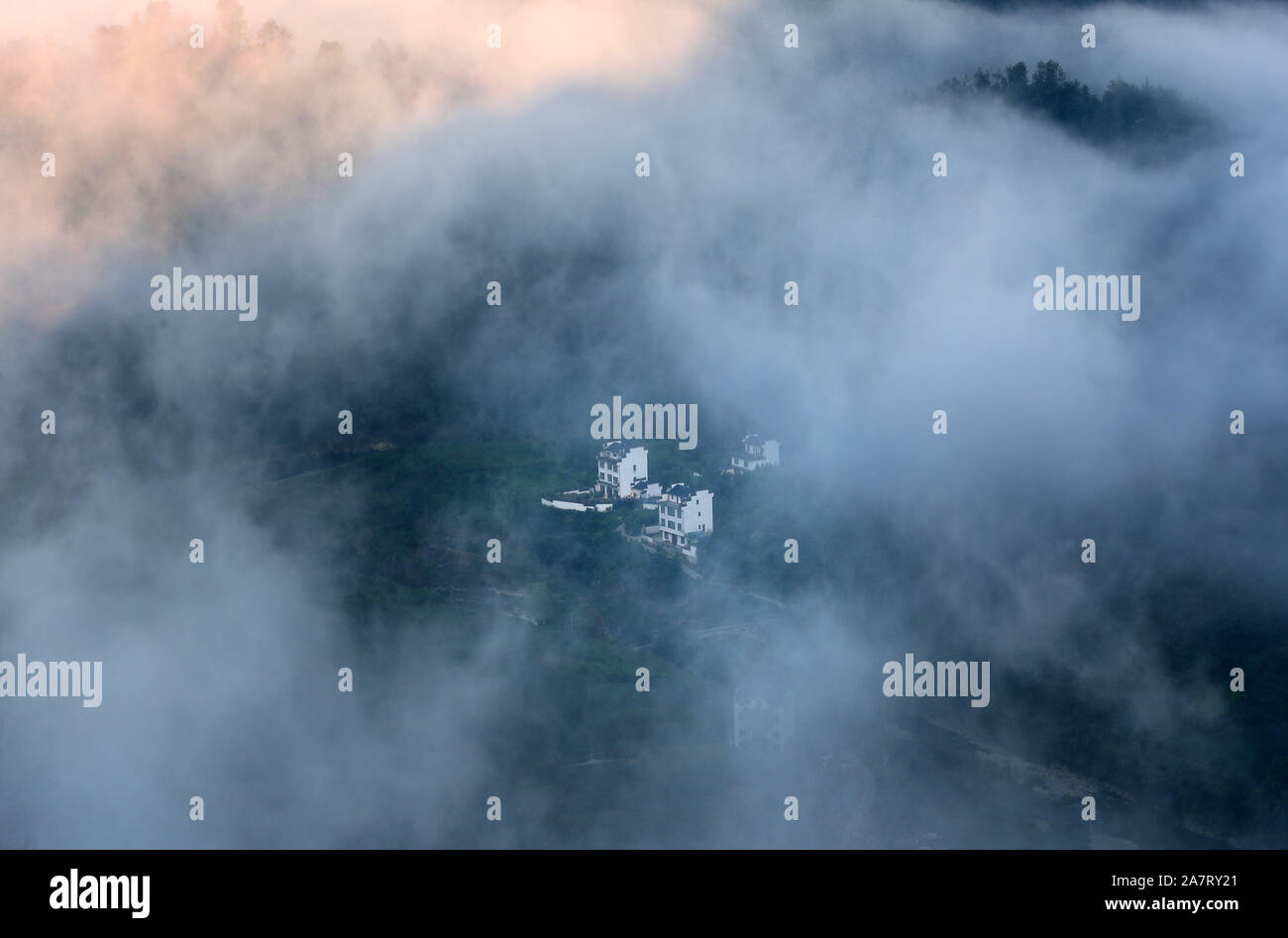 Vues d'architectures de style Hui cachée parmi une mer de nuages à Shitan village ancien, elle county, Huangshan city, est de la Chine.s la province de l'Anhui, au 6 Banque D'Images