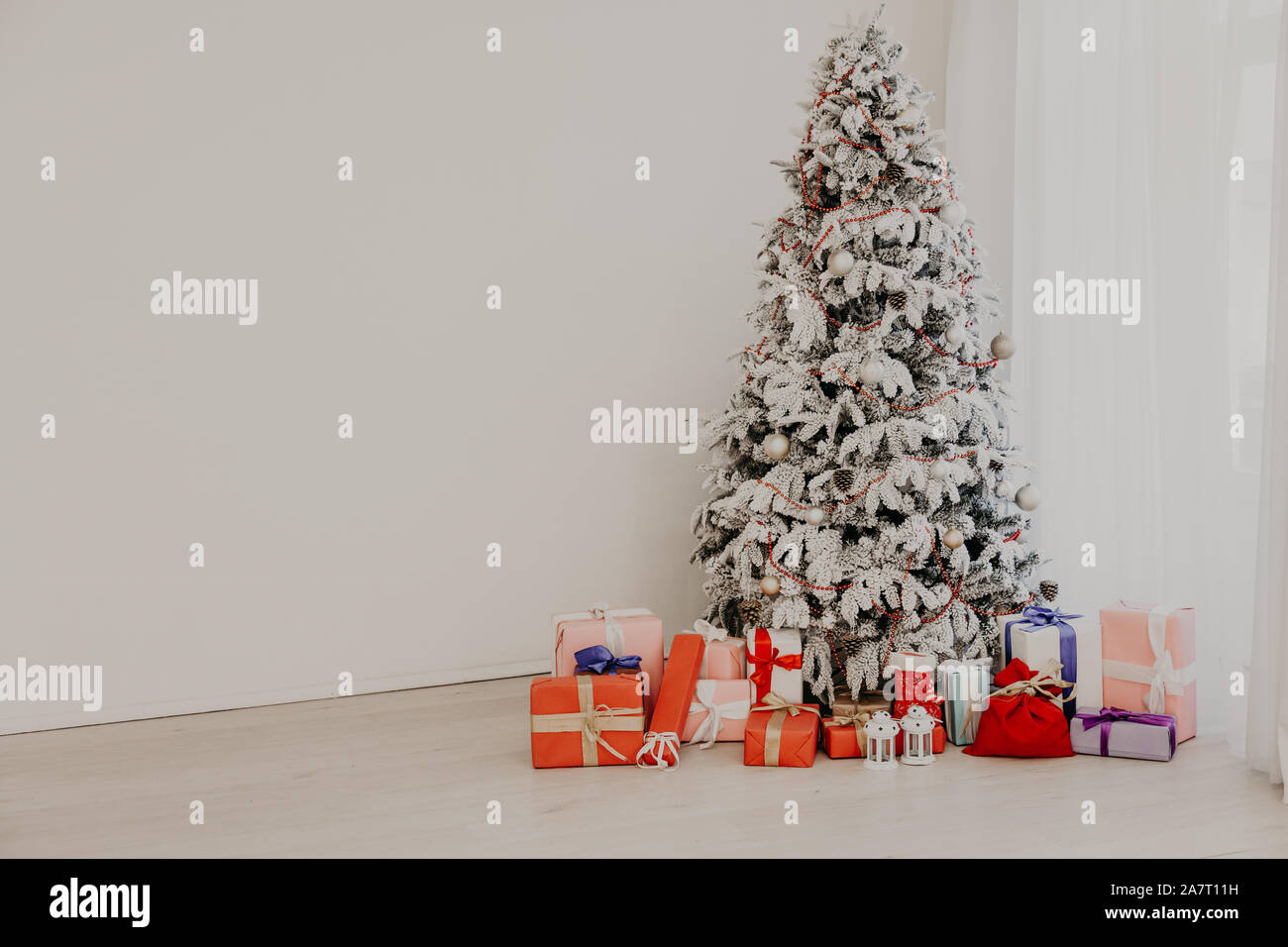 Arbre de Noël blanc en bas avec Konate-Noël Banque D'Images
