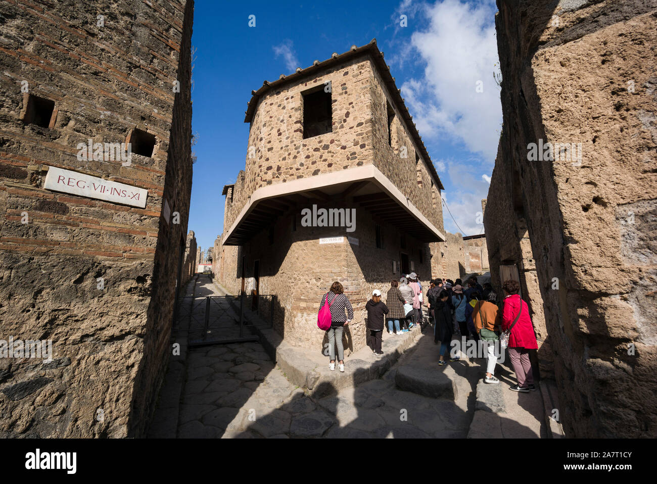 Pompéi. L'Italie. Site archéologique de Pompéi. Le bordel (Lupanar), 1er siècle après JC, attire un grand nombre de touristes. Regio VII-12-18 Banque D'Images