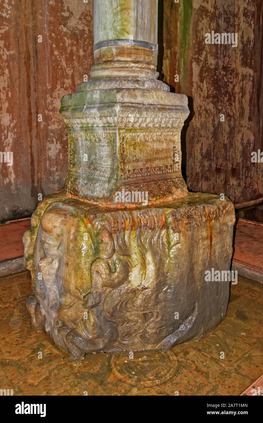 ISTANBUL Turquie la Citerne Basilique colonnes en marbre superbe sculpture tête de Méduse UTILISÉE COMME BASE DE COLONNE couché dans une mare d'eau Banque D'Images