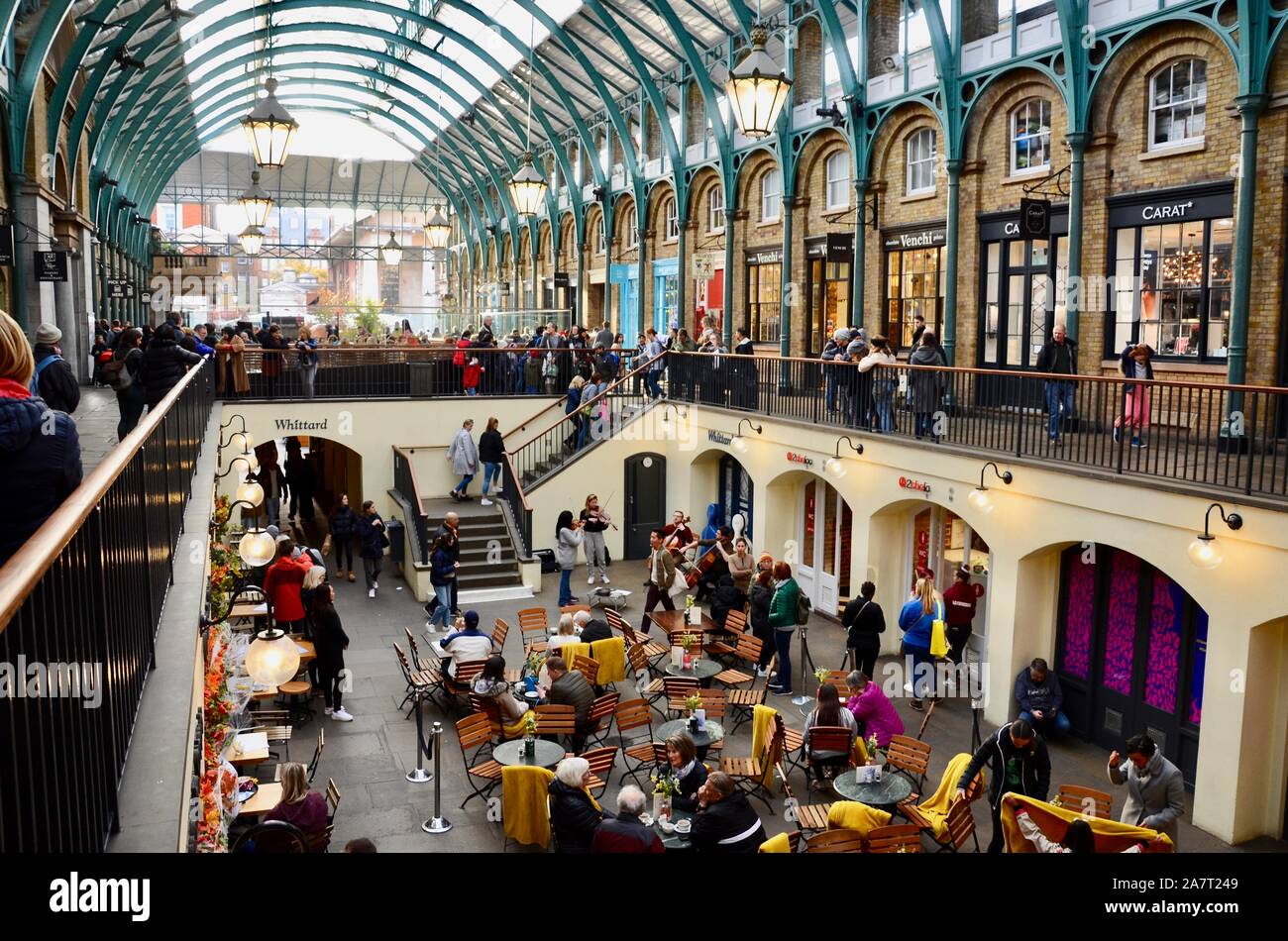 Les magasins de détail, magasins et cafés à l'intérieur de marché couvert de Covent Garden, London, England, UK Banque D'Images