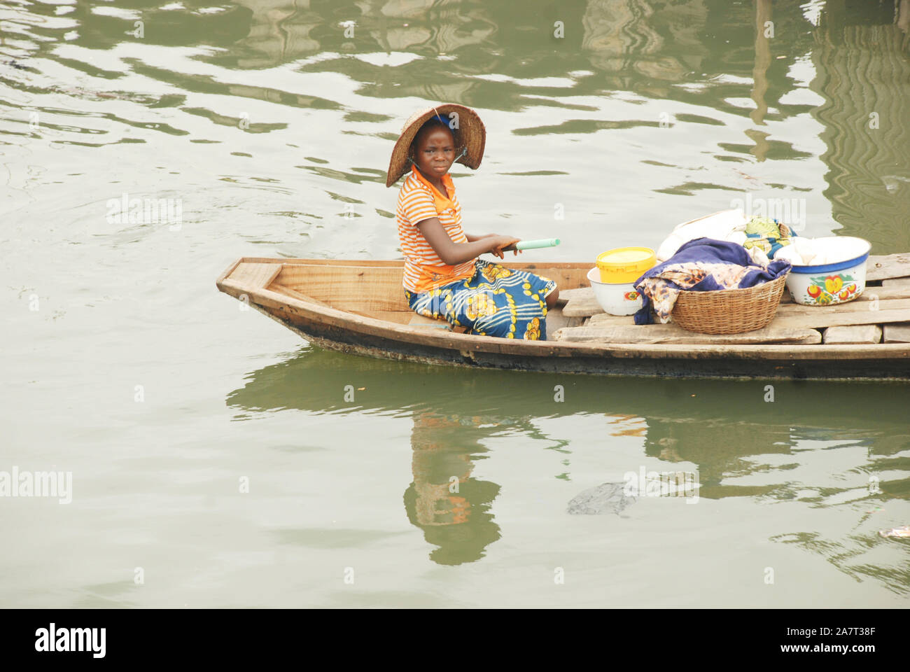 Un vendeur de nourriture pagayant sur son voyage à la maison, Etat de Lagos, Nigeria. Banque D'Images