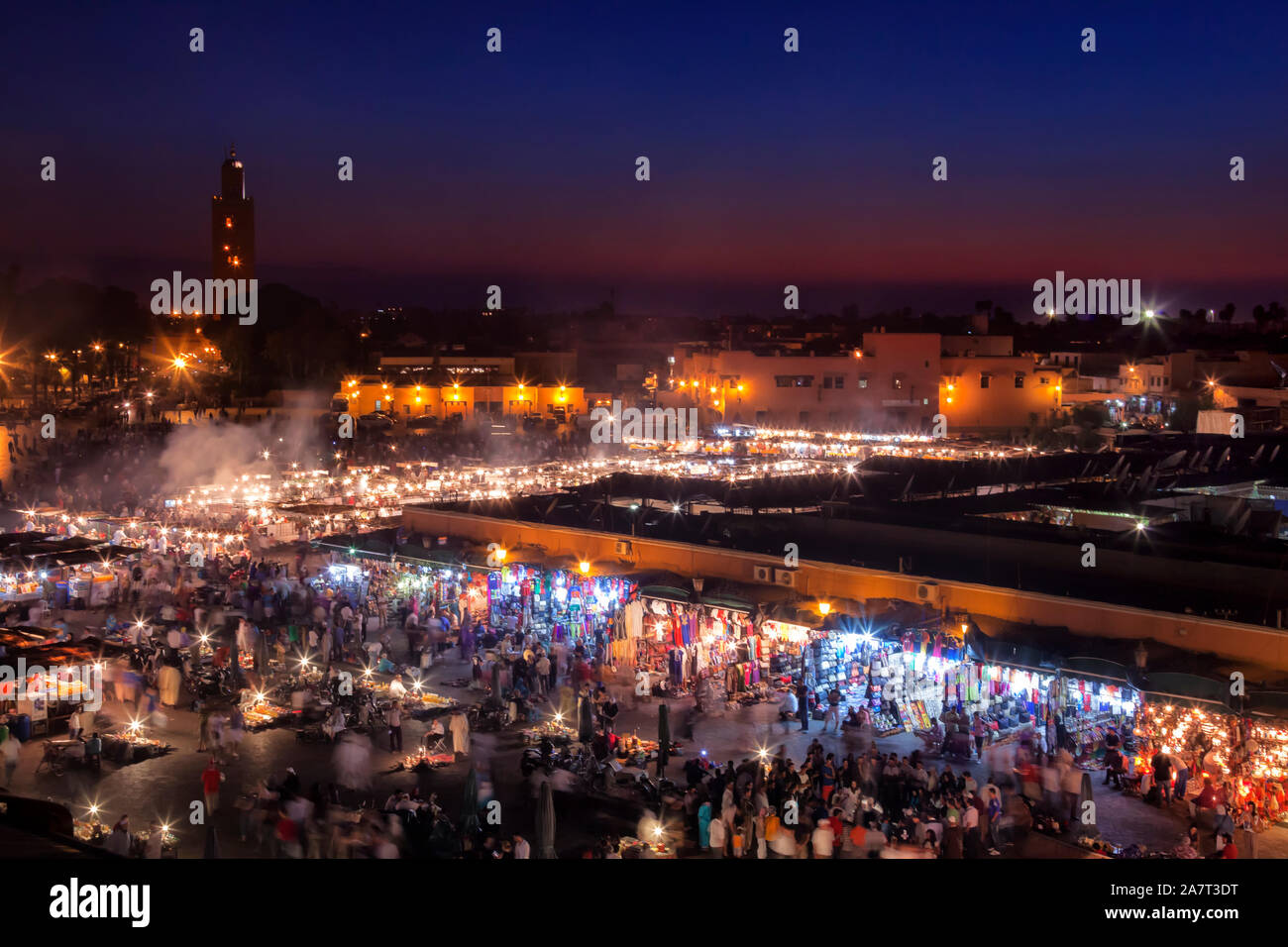 Place Jemaa el Fna avec Koutoubia la nuit. Banque D'Images