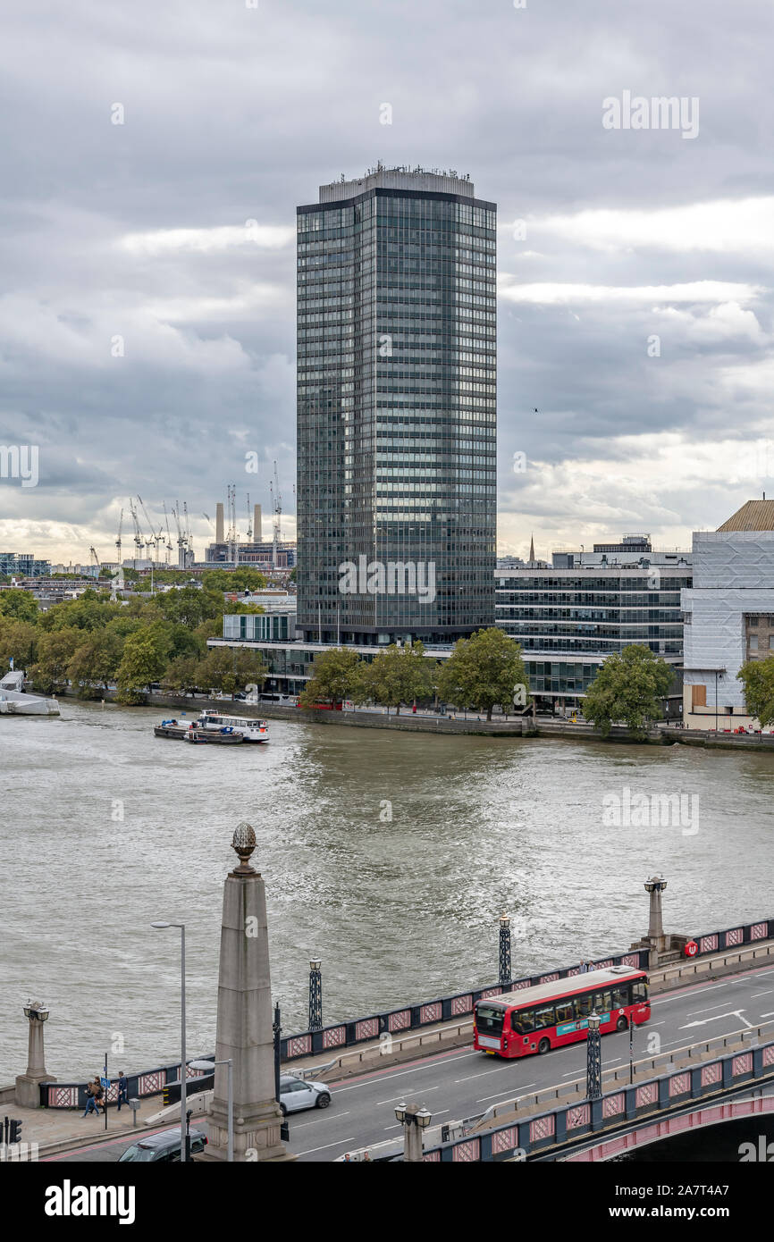 Milbank Tower, construit en 1963 par Ronald Ward et partenaires. Prises de toute la Tamise à la tour du Musée Jardin à Lambeth, Londres Banque D'Images