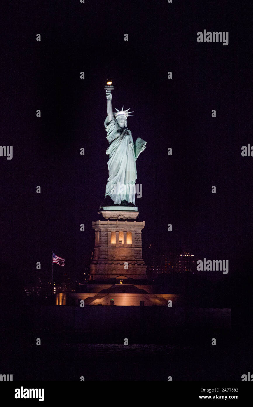 Statue de la liberté dans la nuit de la photographie Staten Island Ferry, New York, États-Unis d'Amérique. Banque D'Images